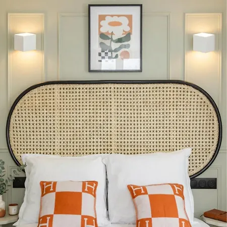 Poeticstay - Opera Apartment *